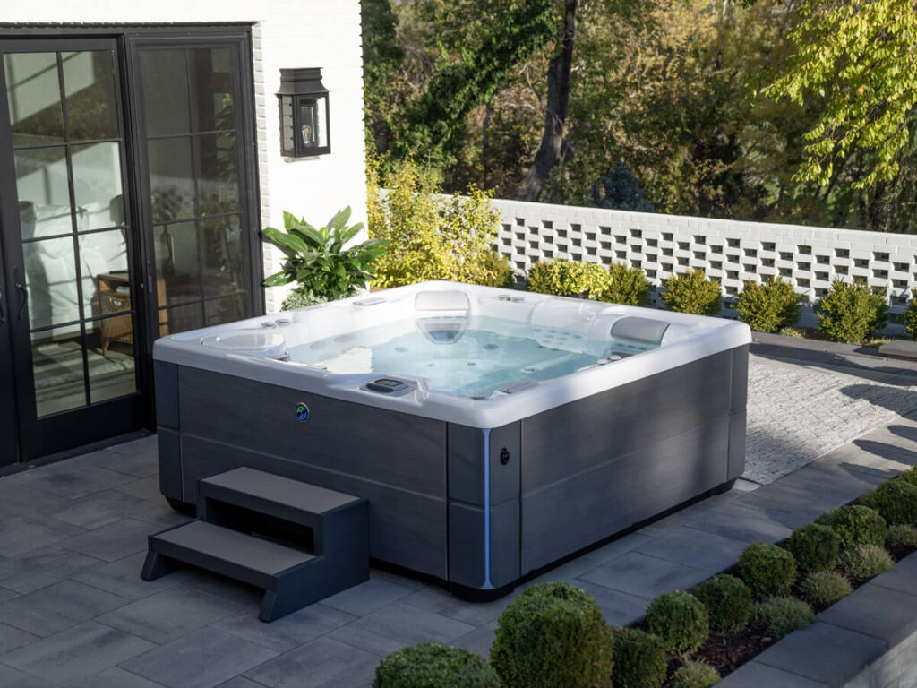 33 333 Hot Tubs - 1990